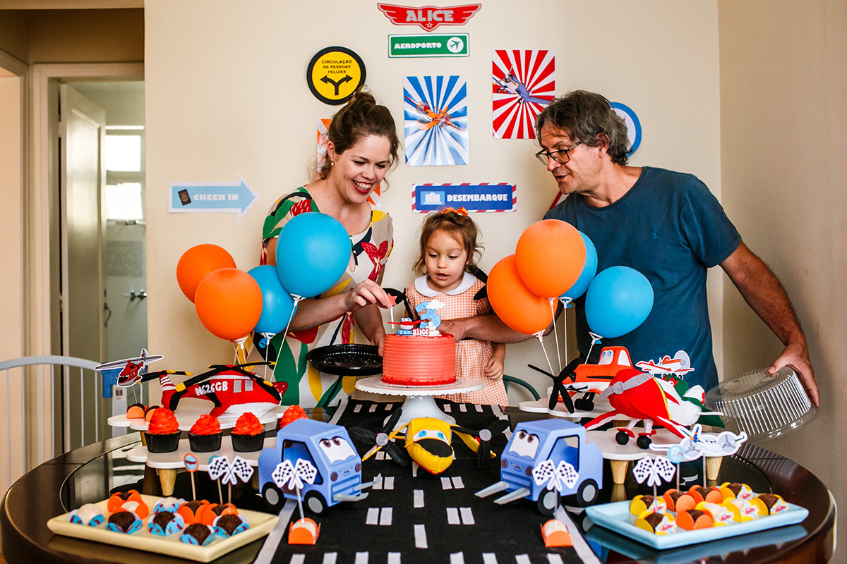 pais fazem festa em casa para a filha de 3 anos devido a pandemia