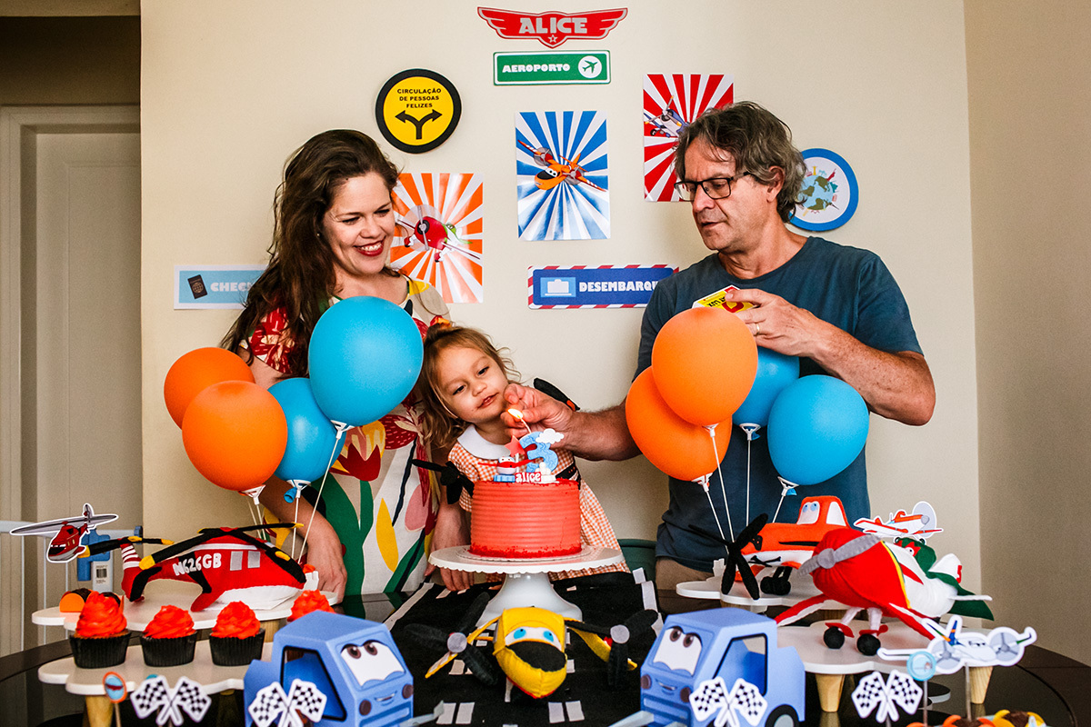 pais cantam parabéns para a filha em casa devido a pandemia