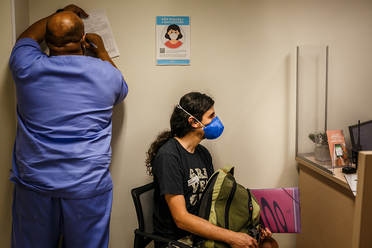 Obstetra Guilhermino de Jesus dando a entrada do casal na maternidade Neocenter para uma cesárea indicada por vasa prévia