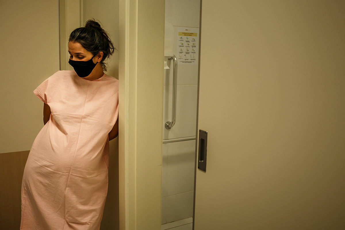 mulher na espera para a cesárea