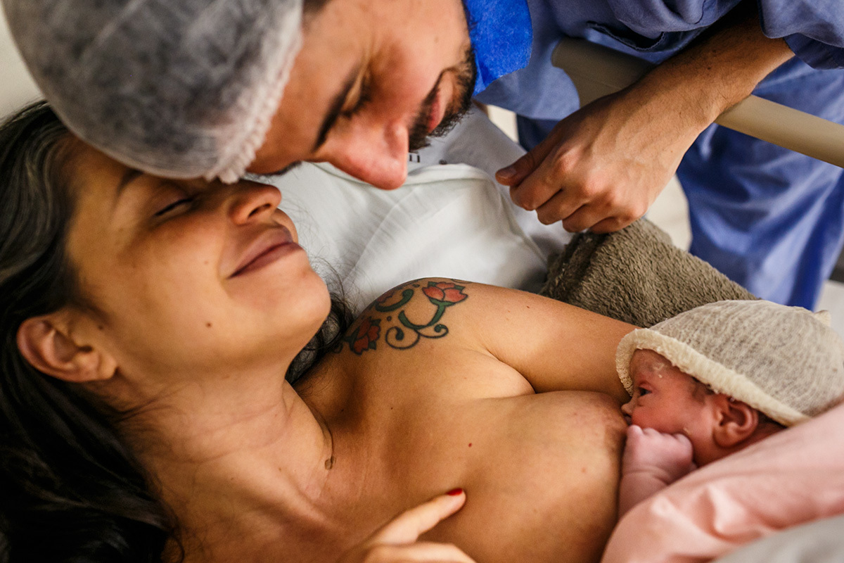 casal em momento de carinho após cesárea