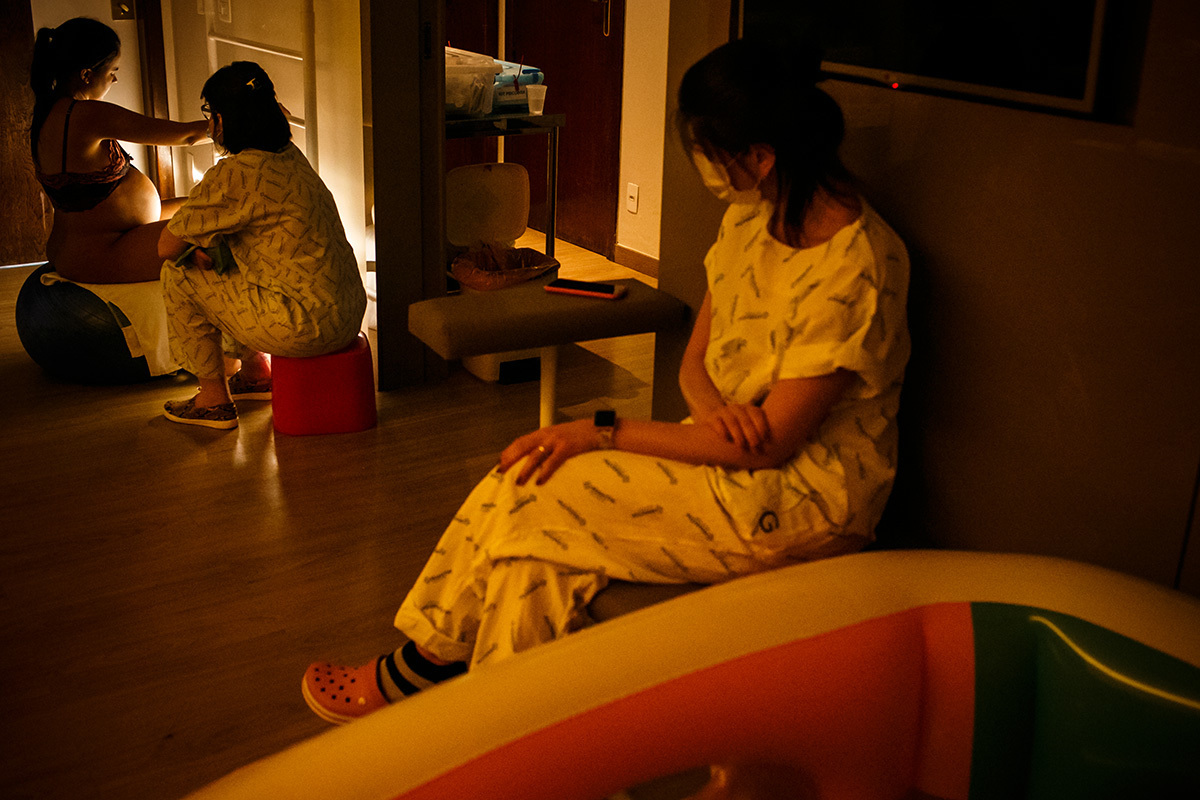 obstetra observa sua cliente em trabalho de parto