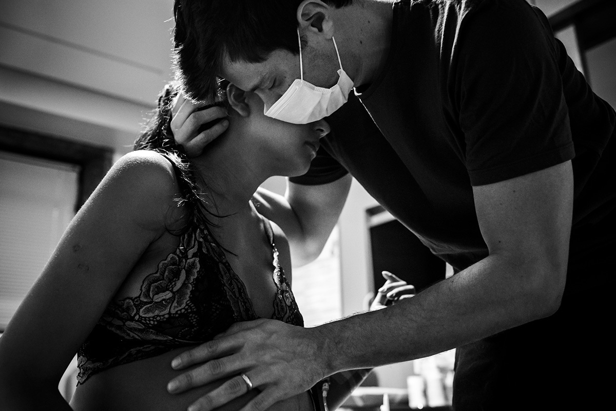 marido dando apoio a sua mulher durante o parto em foto de Adriana Costa