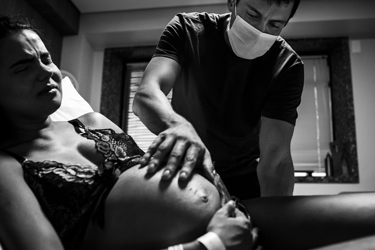 marido participativo no parto em foto de Adriana Costa