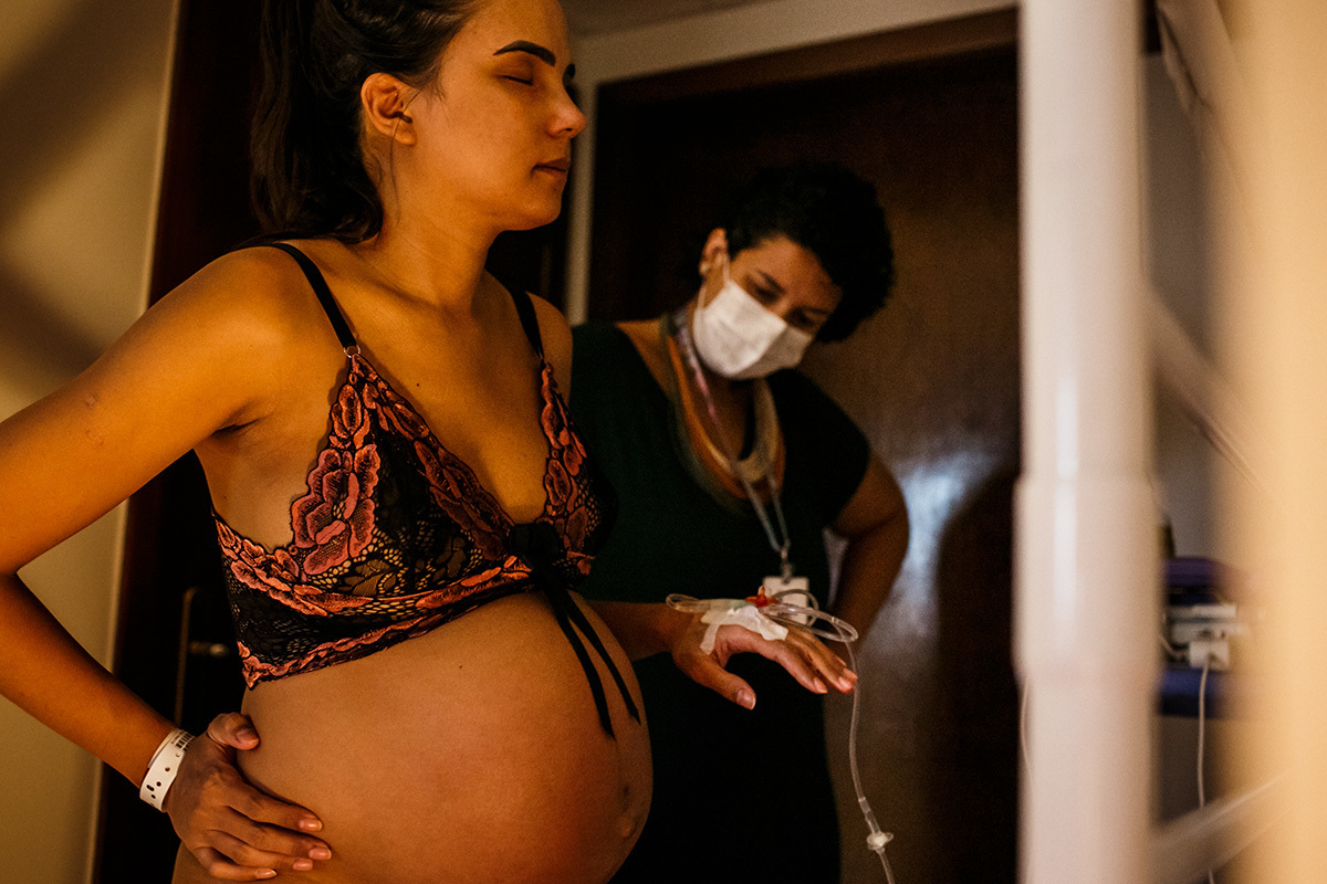 doula fazendo exercícios com a parturiente para ajudar no trabalho de parto 