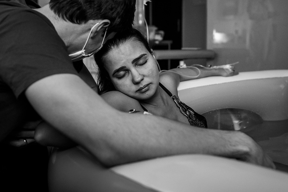 casal em repouso na banheira durante o trabalho de parto em foto de Adriana costa