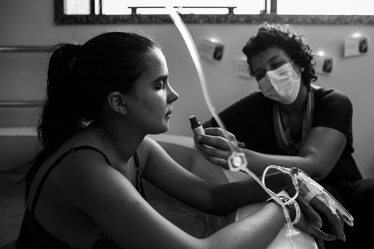 doula oferece óleos essenciais para a parturiente cheirar