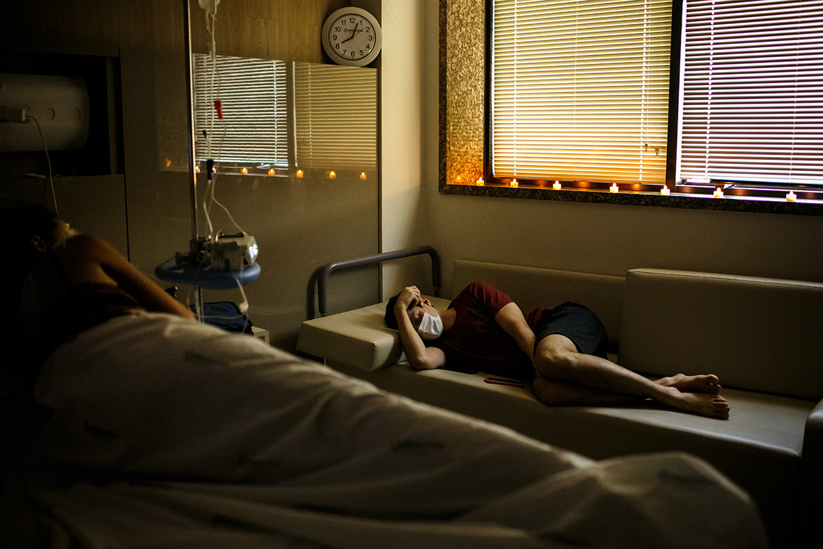 casal descansa após a anestesia durante o trabalho de parto