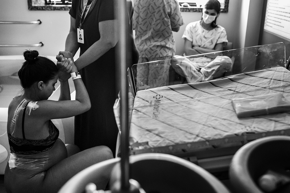 mulher fazendo exercícios de agachamento para ajudar no seu trabalho de parto em foto de Adriana Costa