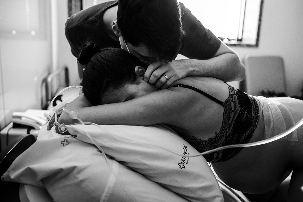 casal em momento de carinho durante o trabalho de parto