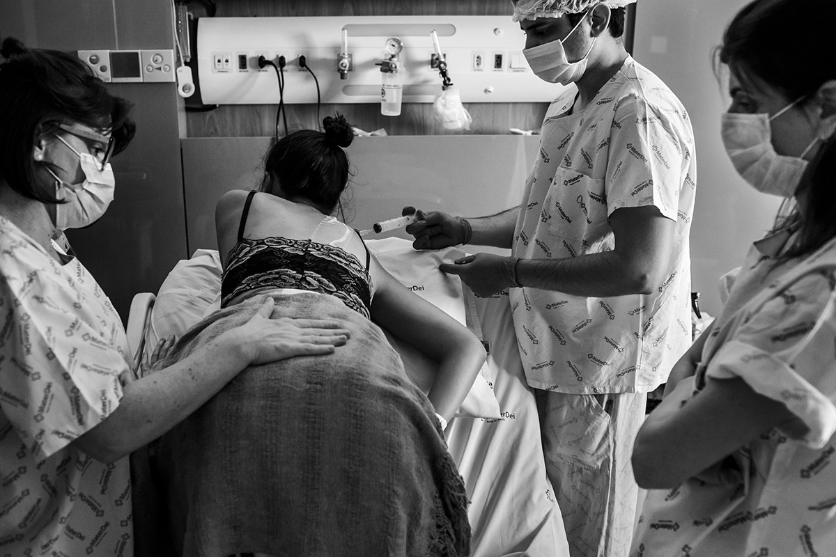 parturiente toma mais uma dose de anestesia