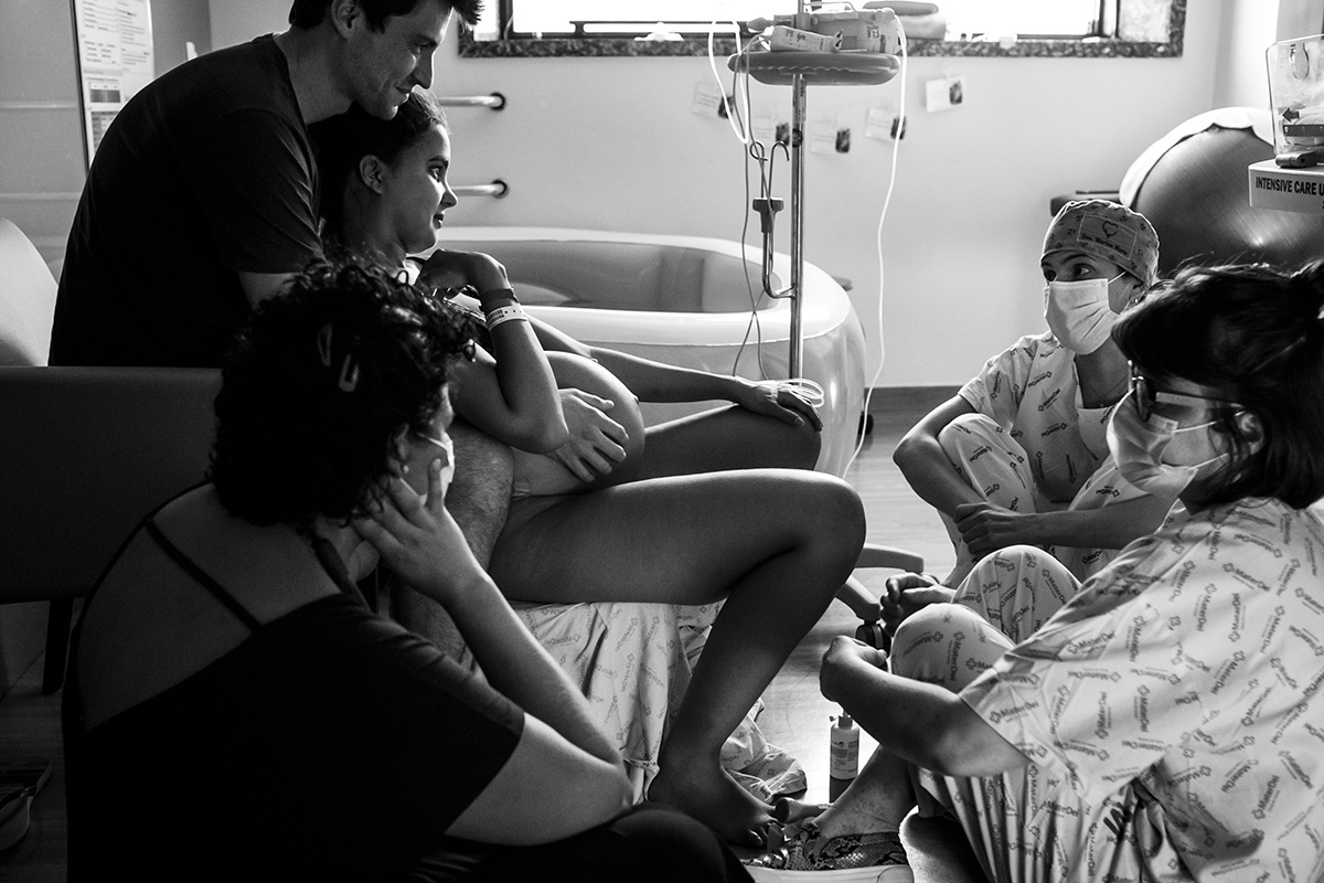 parturiente senta na banqueta para a fase  expulsiva do parto 