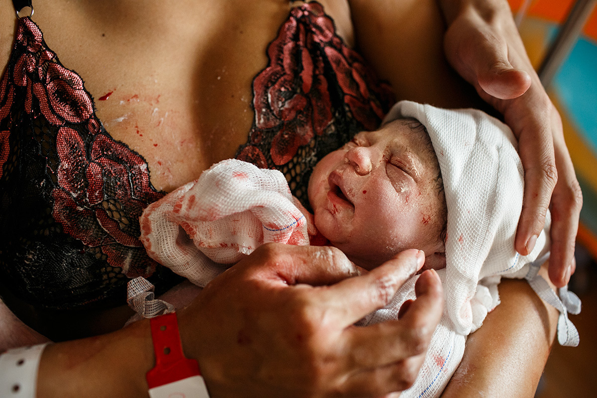 bebê no colo da mãe logo após o nascimento