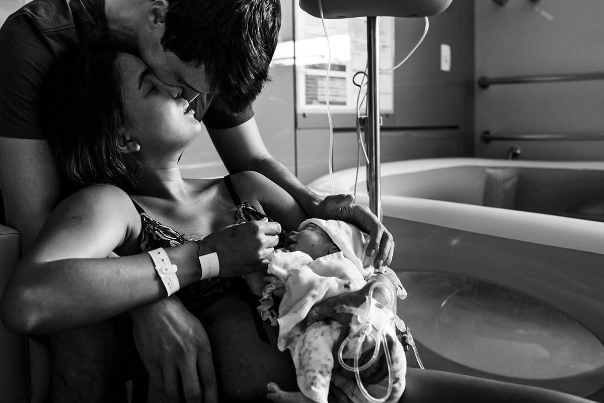 casal comemora o nascimento do bebê de parto normal