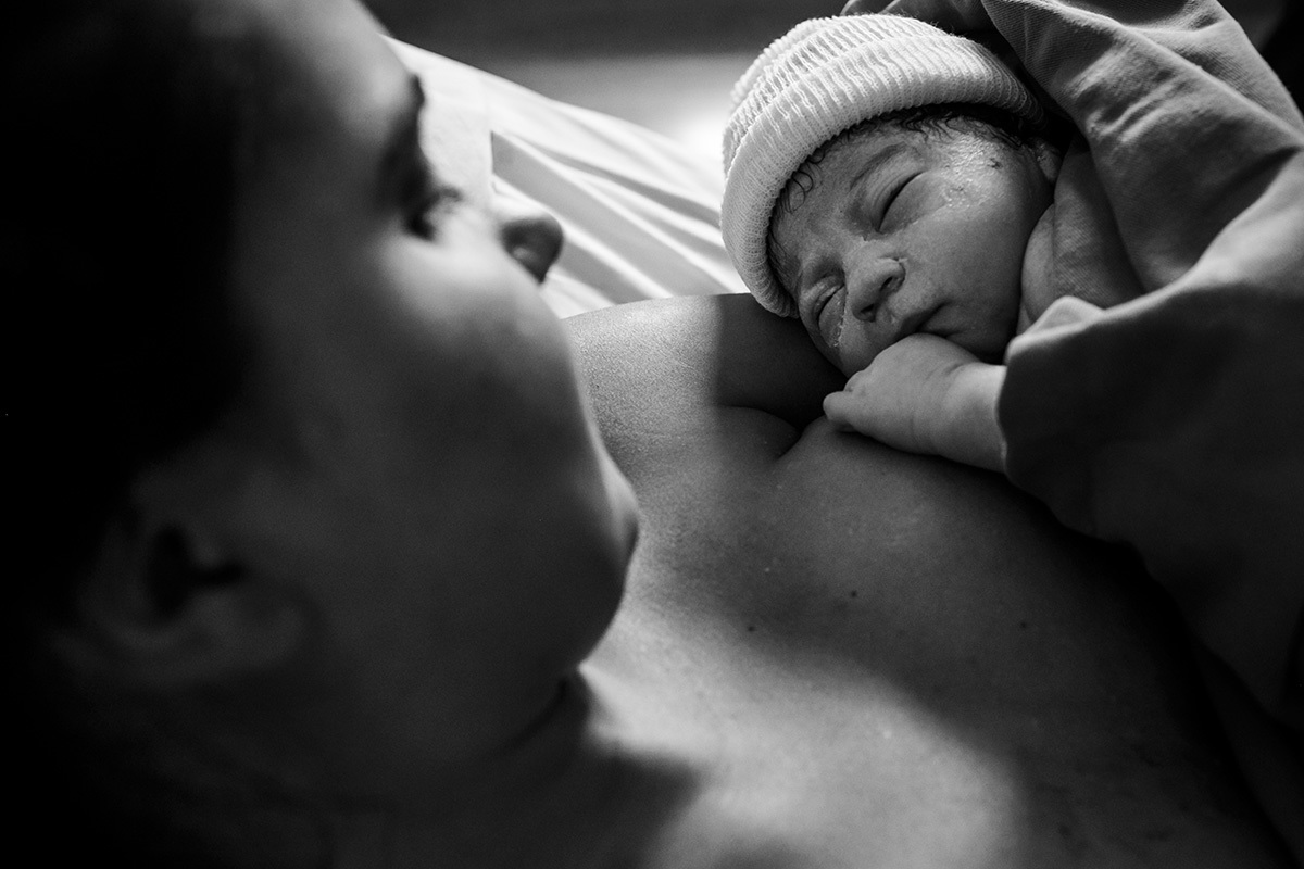 mãe e sua bebê na hora de ouro