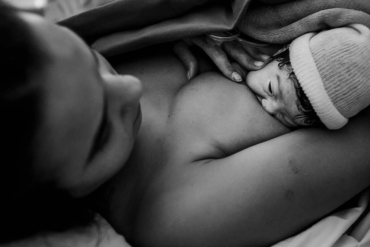 bebê amamenta durante a hora de ouro