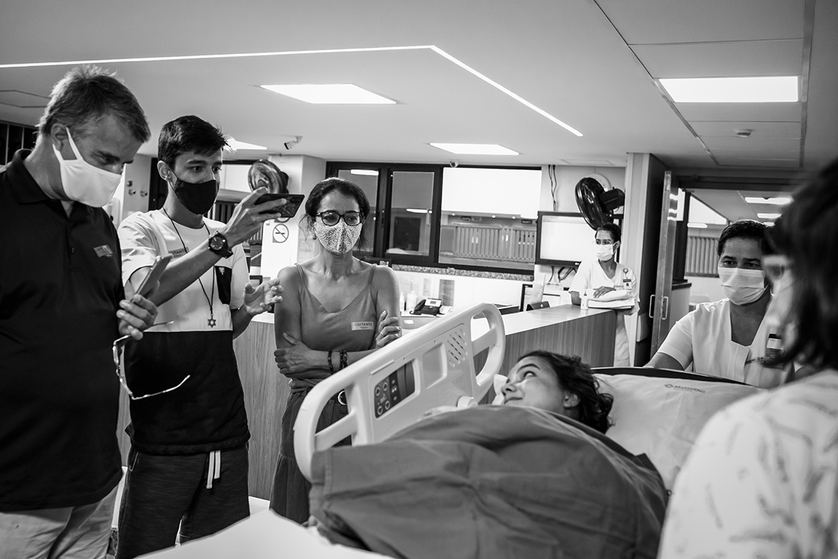 família recepciona parturiente após o nascimento do bebê