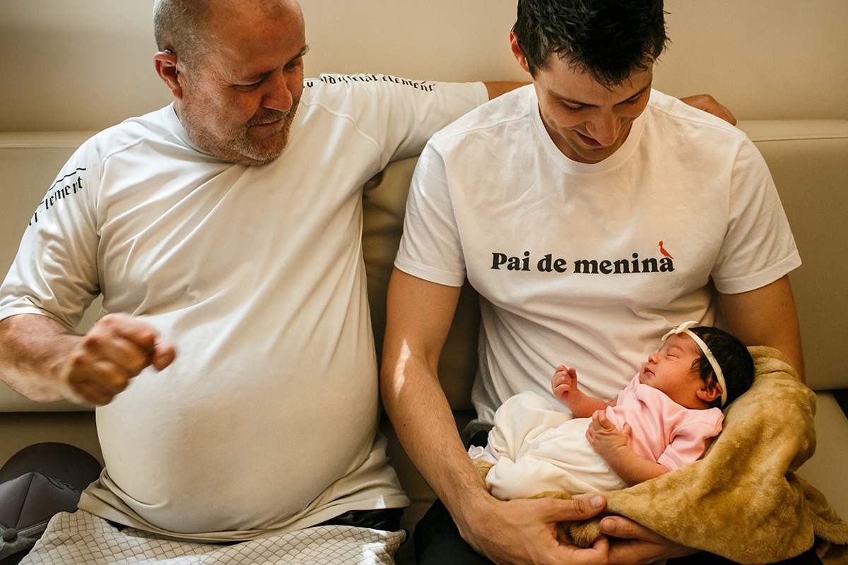 pai e avô comemoram o nascimento da bebê com a camisa que tem os dizeres  pai de menina