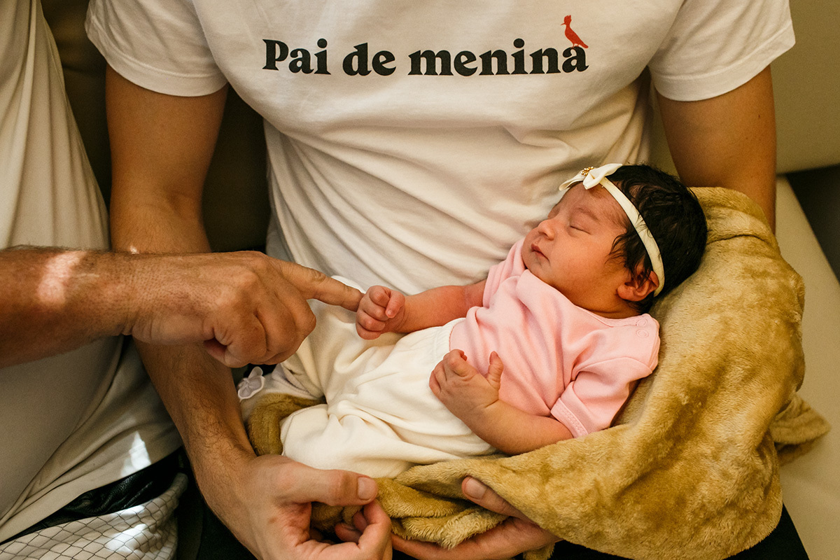 pai usa a camisa com os dizeres pai de menina após o nascimento
