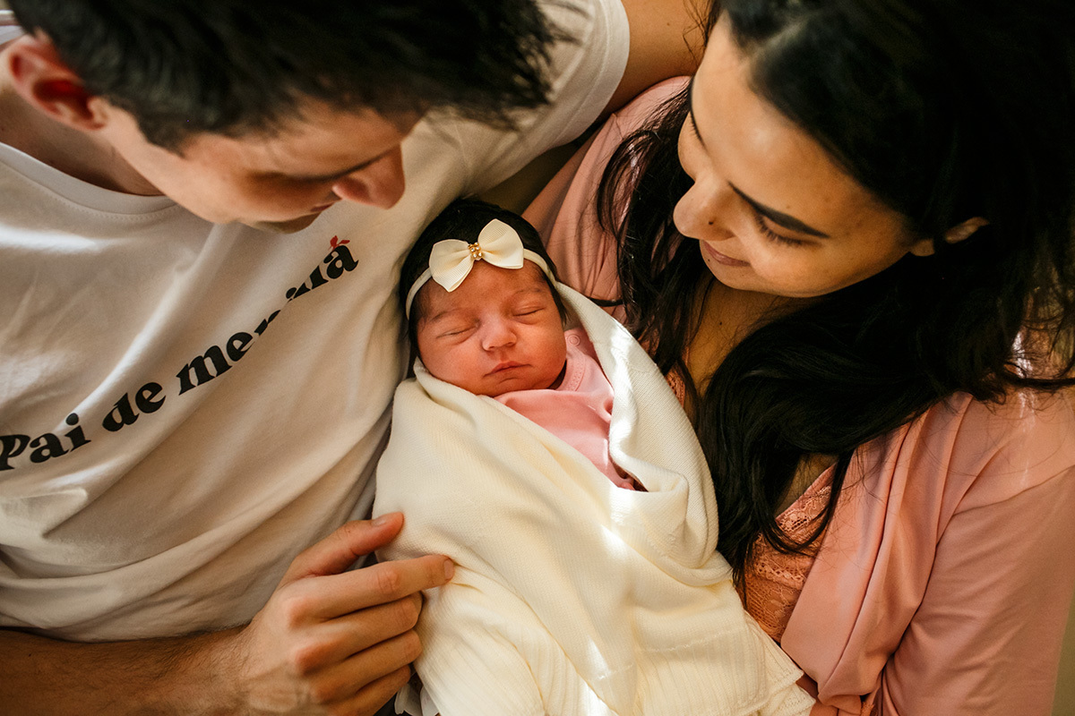 casal com sua bebê após o nascimento