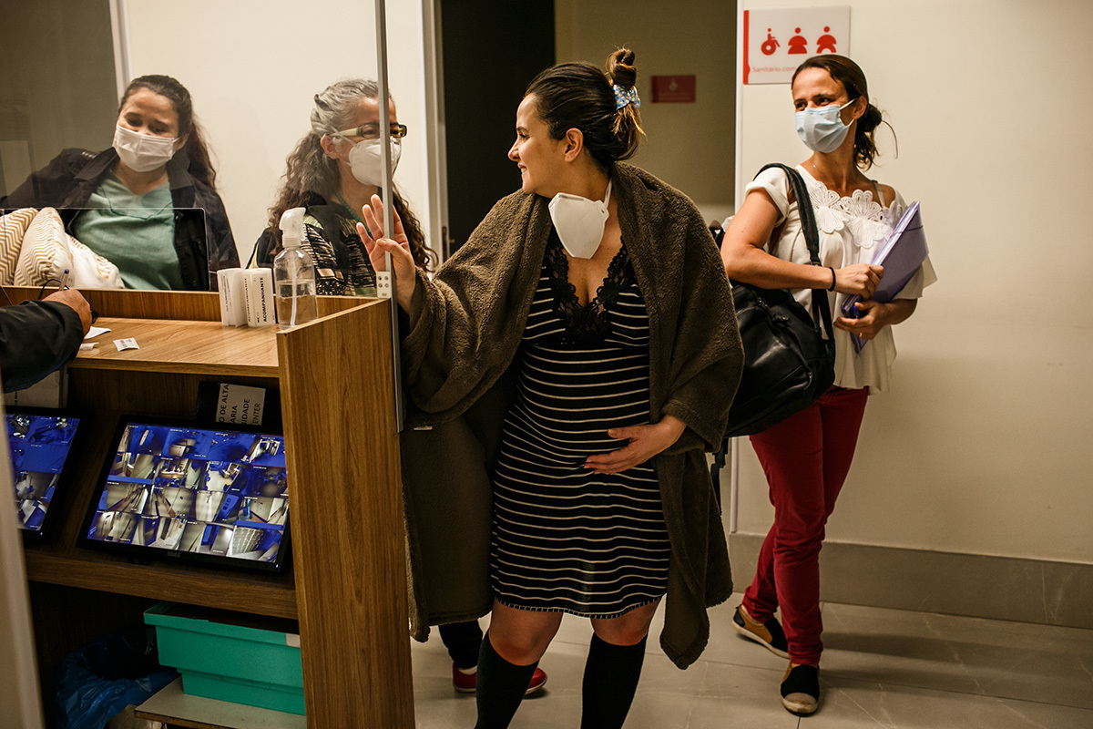 mulher e sua equipe de assistência entrando no Neocenter em foto de Adriana Costa