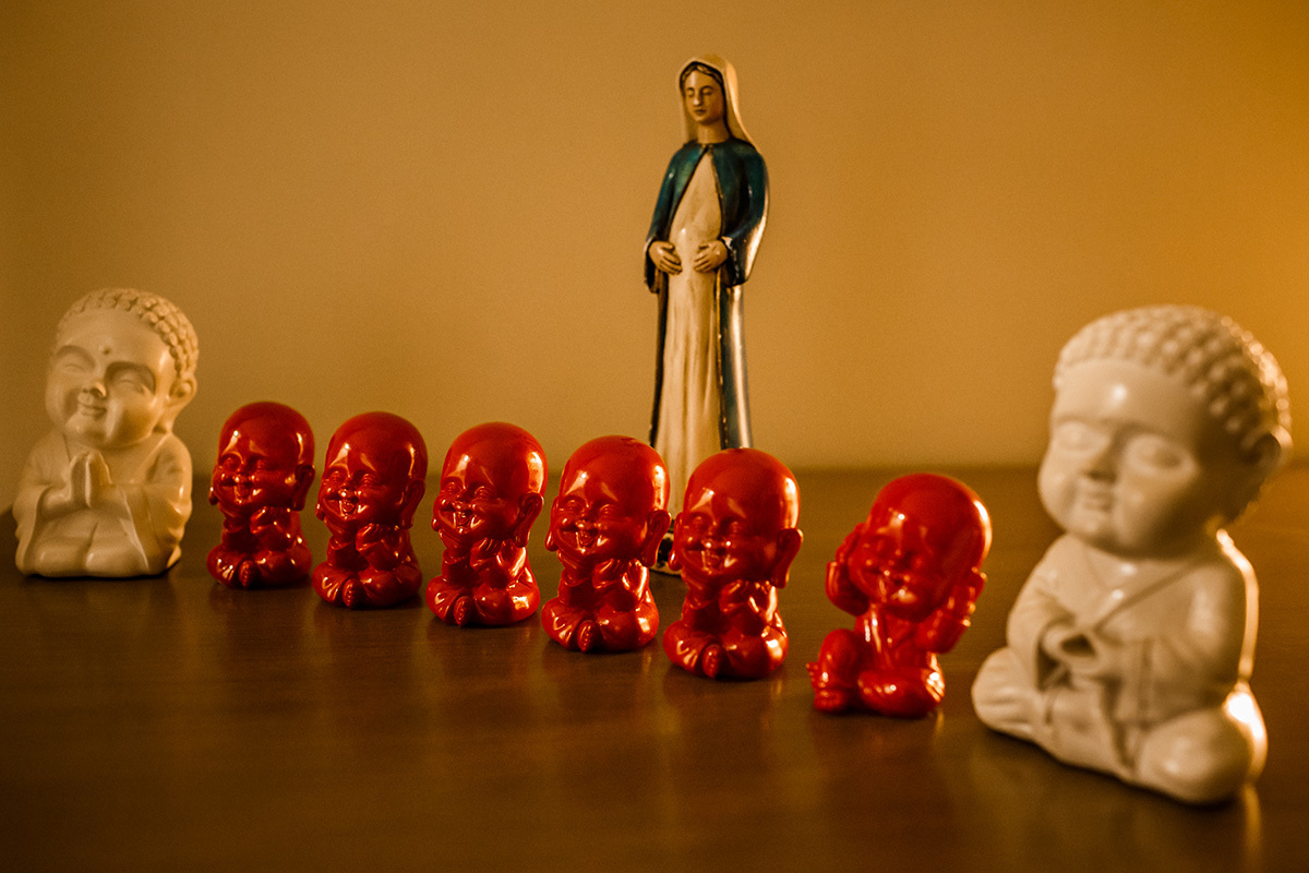 estatuetas de budas simbolizando os 6 bebês que não vingaram