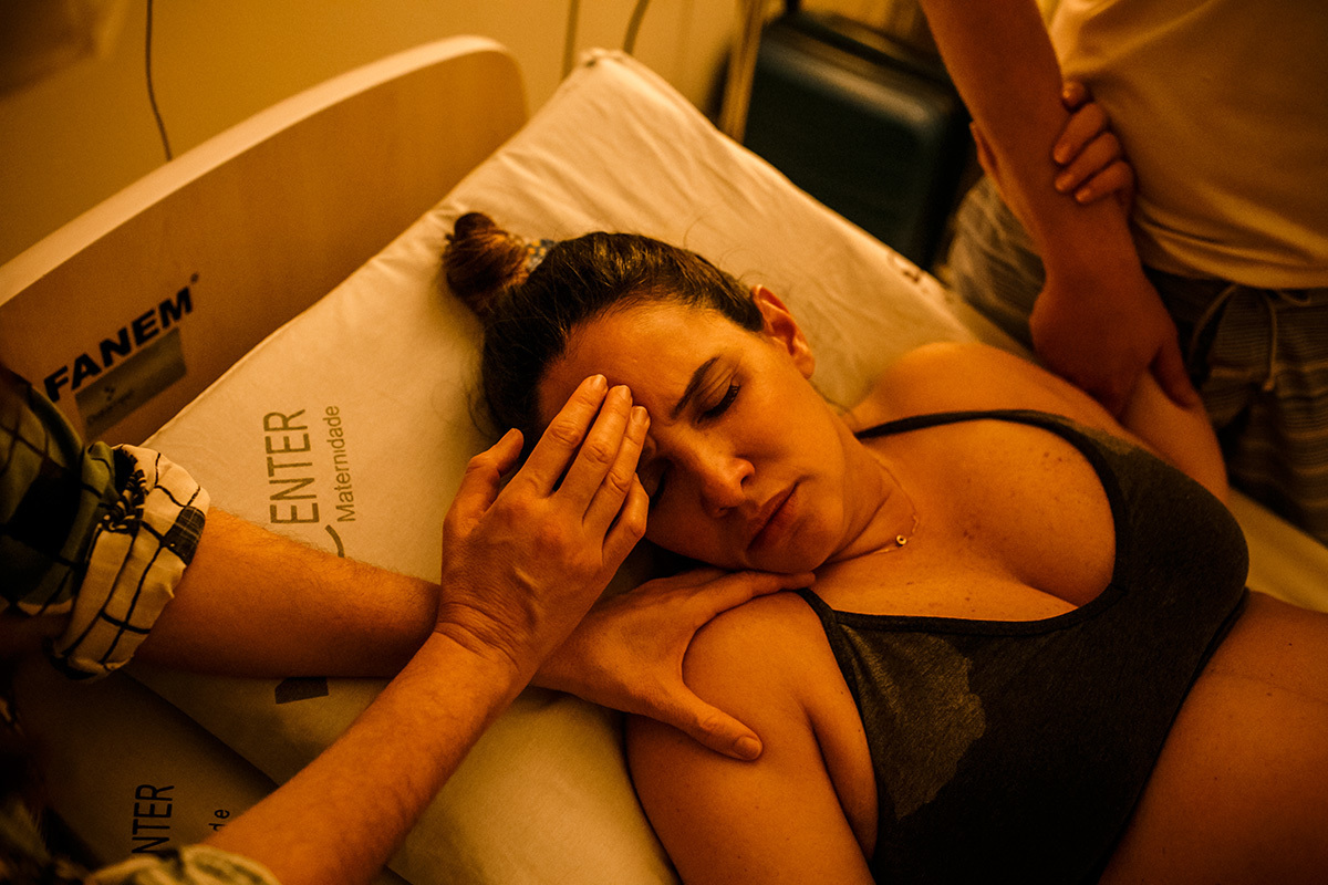 mulher em trabalho de parto do sétimo filho após a perda gestacional de 6 bebês