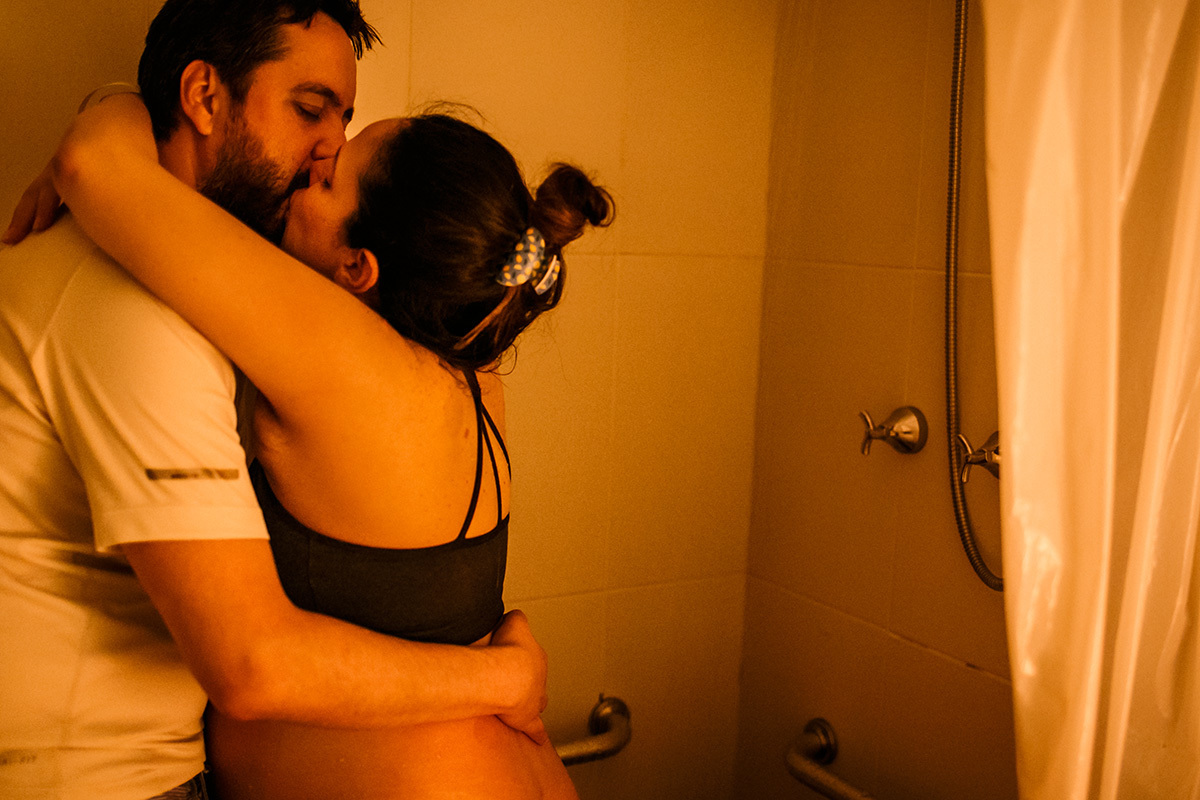 Adriana Costa documentou casal em beijo amoro que ajuda durante o trabalho de parto