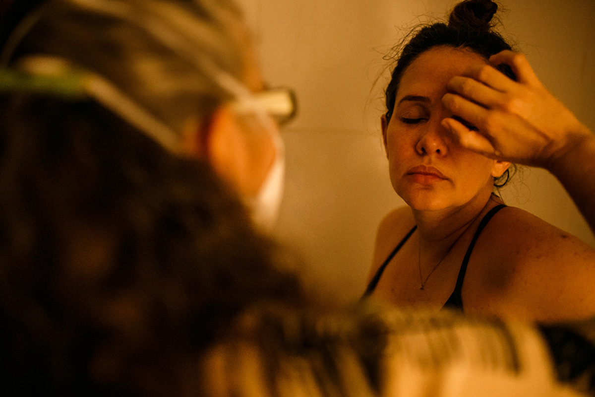 doula ajudando mulher a se conectar ao seu trabalho de parto