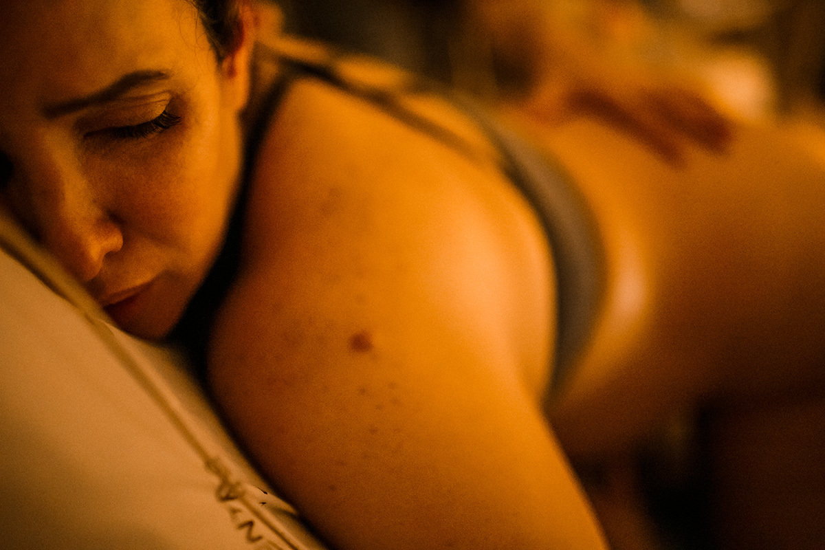 parturiente sendo massageada durante o trabalho de parto de seu bebê arco_íris