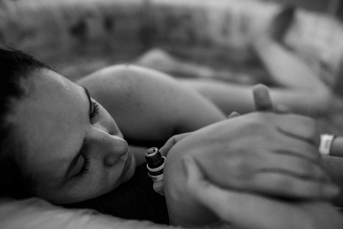 doula oferecendo para a parturiente óleo essencial para cheirar
