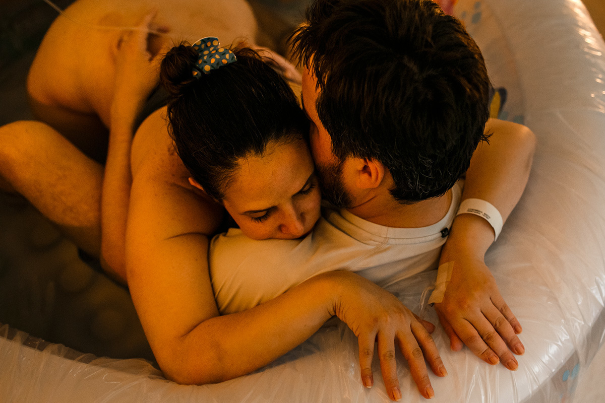 casal na banheira durante o trabalho de parto no Neocenter
