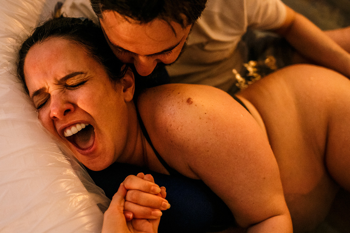mulher vocalizando durante o trabalho de parto