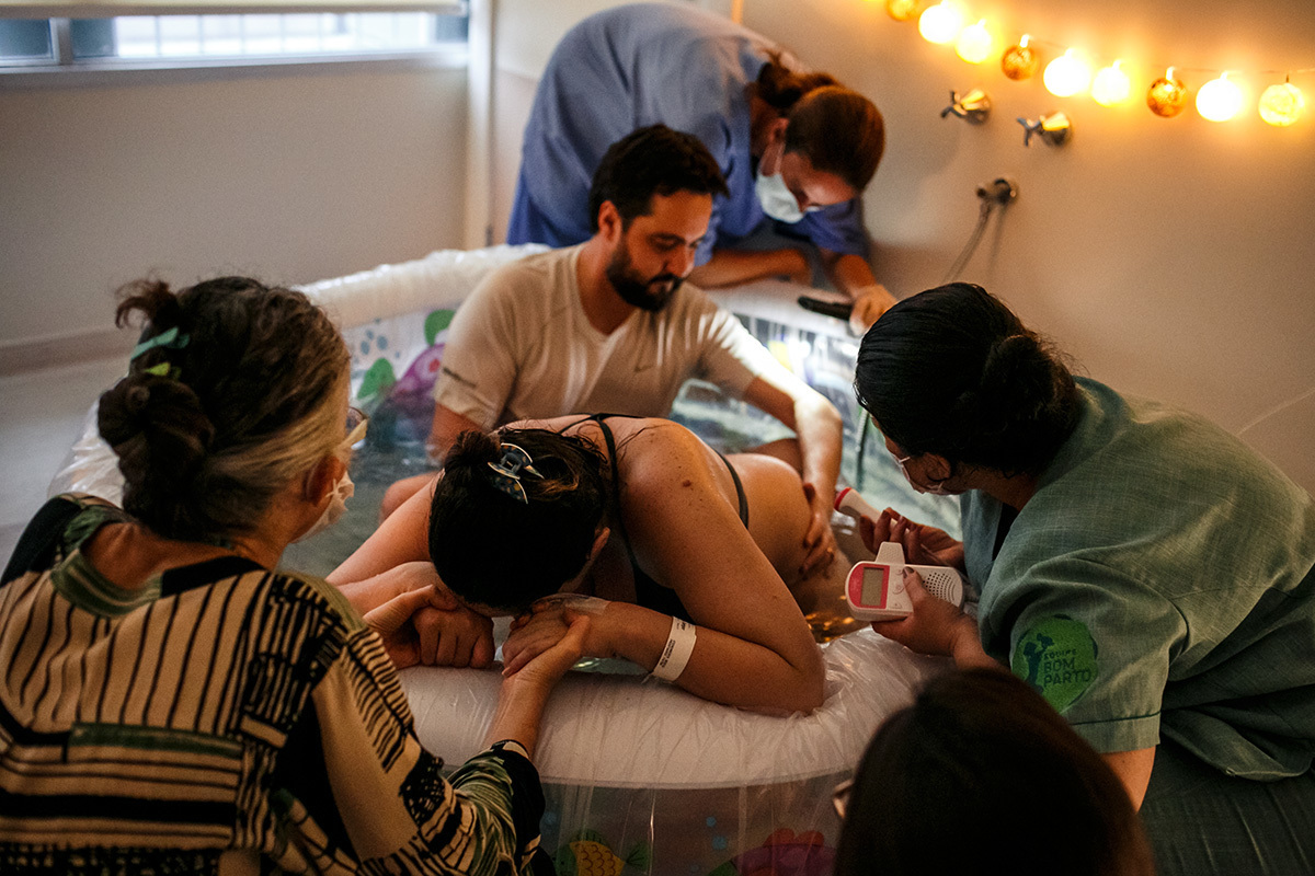 Equipe da Âmag.o e da Equipe Bom Parto dando assistência à parturiente no nascimento do seu bebê arco-íris