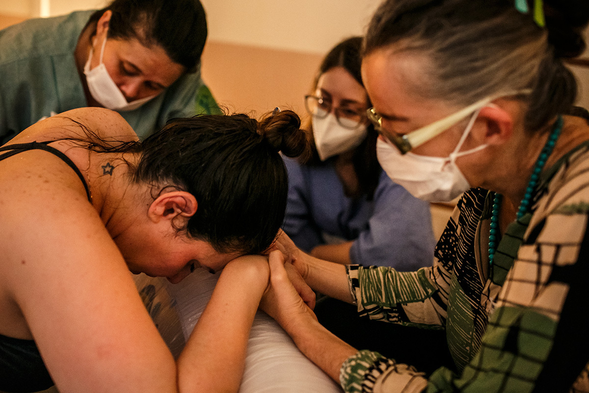 mulher tendo o apoio da sua equipe durante o trabalho de parto