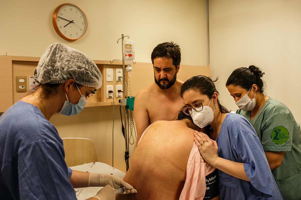 parturiente recebendo anestesia durante seu trabalho de parto 