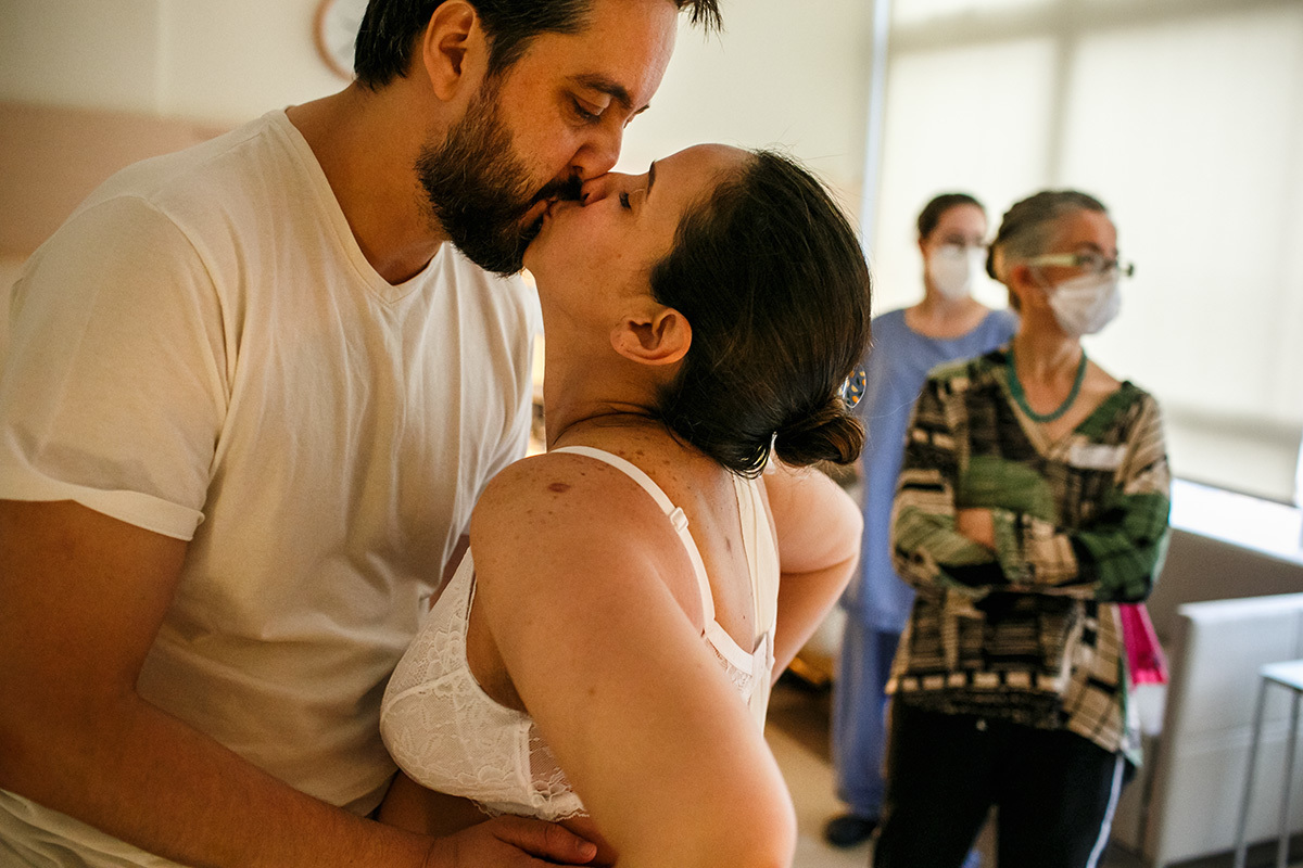 casal se beijando durante o trabalho de parto