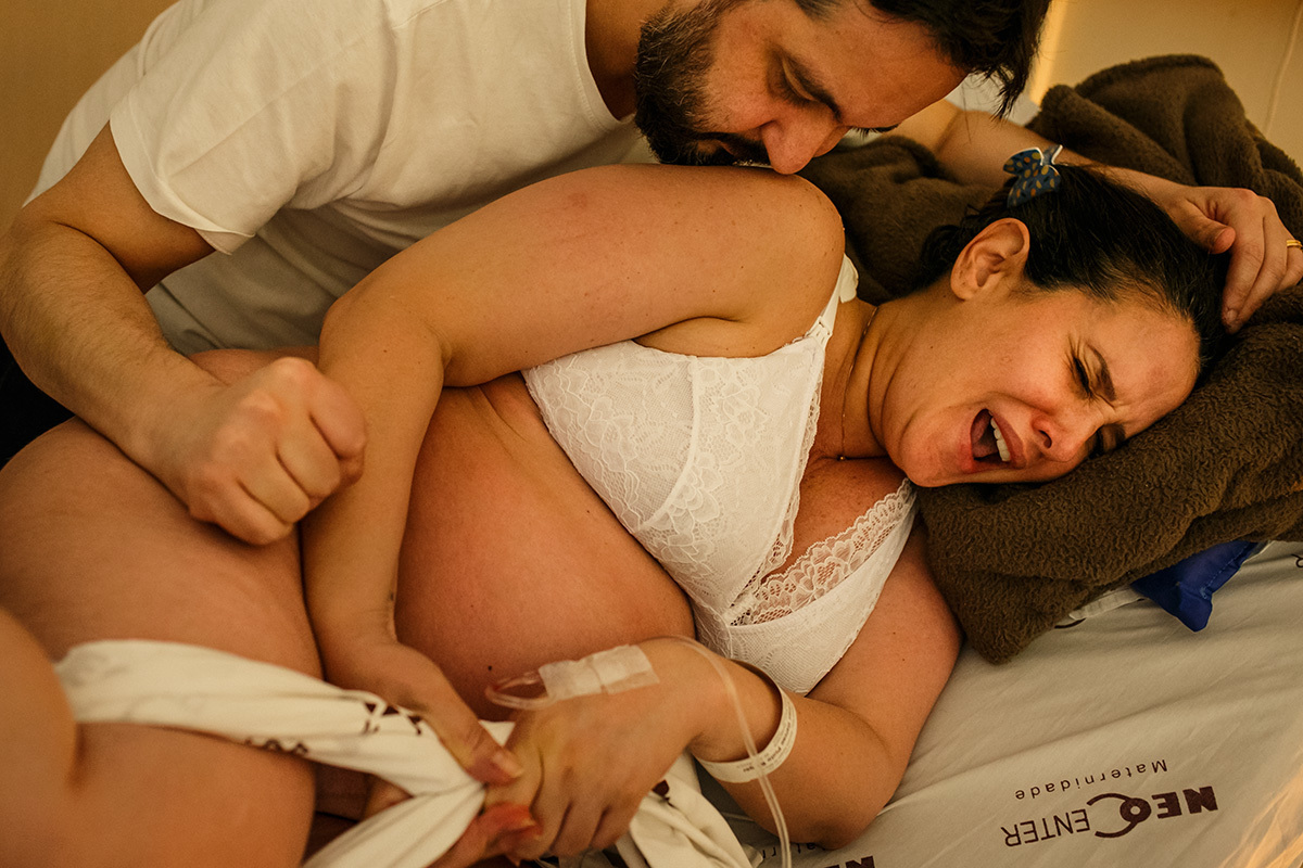 foto de Adriana Costa do marido fazendo força junto com sua esposa durante o trabalho de parto