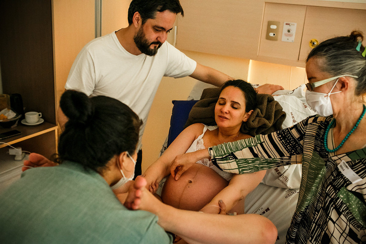 parturiente buscando posições alternativas para lhe trazer conforto 