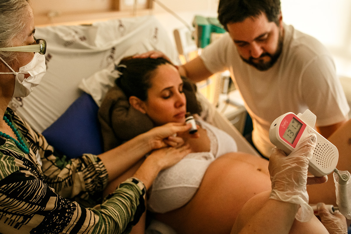 bebê sendo monitorado durante o período expulsivo do parto