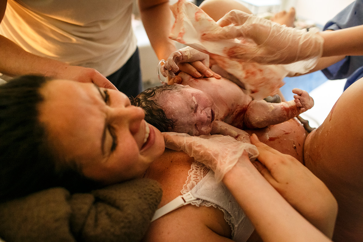 mãe recebendo nos braços seu bebê arco-íris