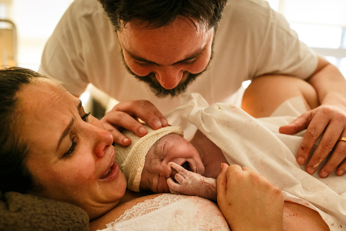 casal chora com o nascimento do seu sétimo filho após seis perdas gestacionais em foto de Adriana Costa