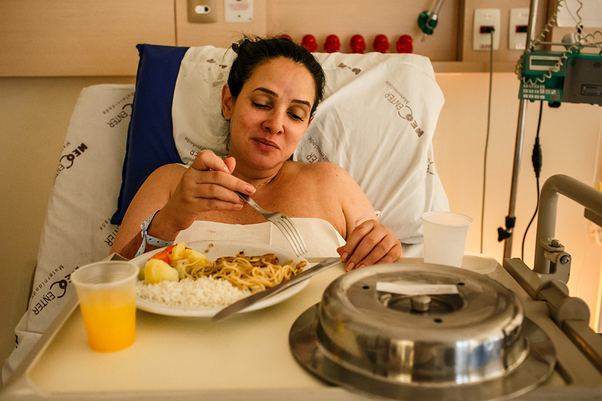 parturiente almoçando logo após o parto