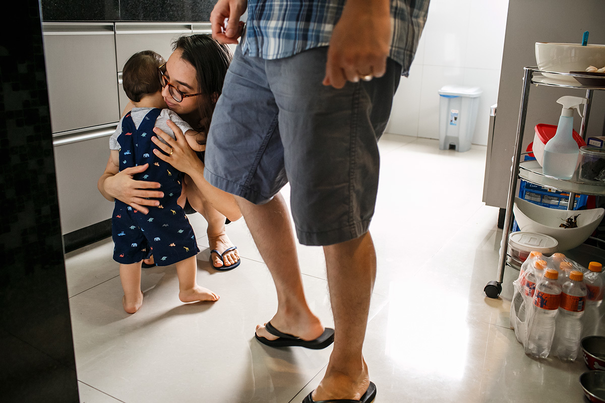 mãe dando apoio ao seu bebê de 1 ano em foto de Adriana Costa
