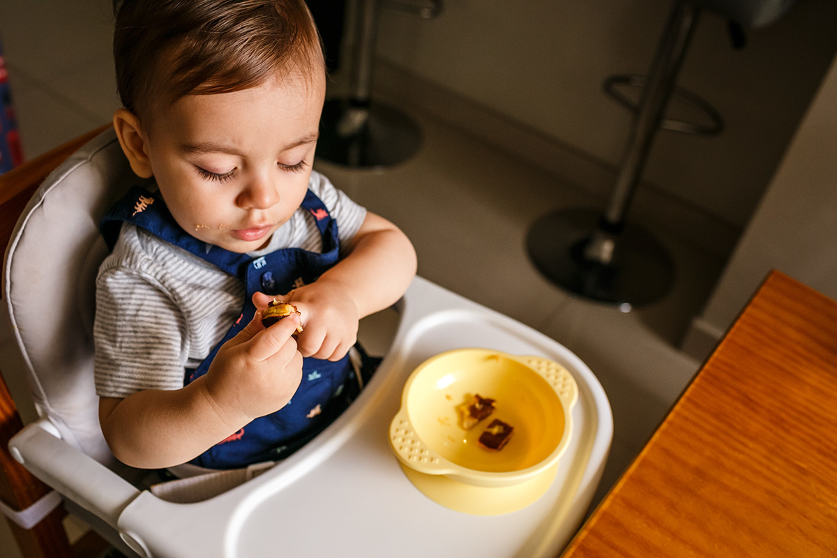 criança na introdução alimentar