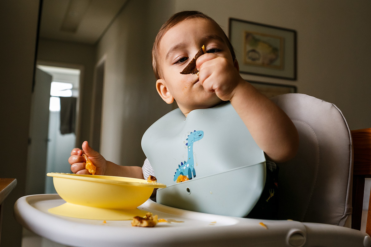 bebê analisando sua comida durante a introdução alimentar