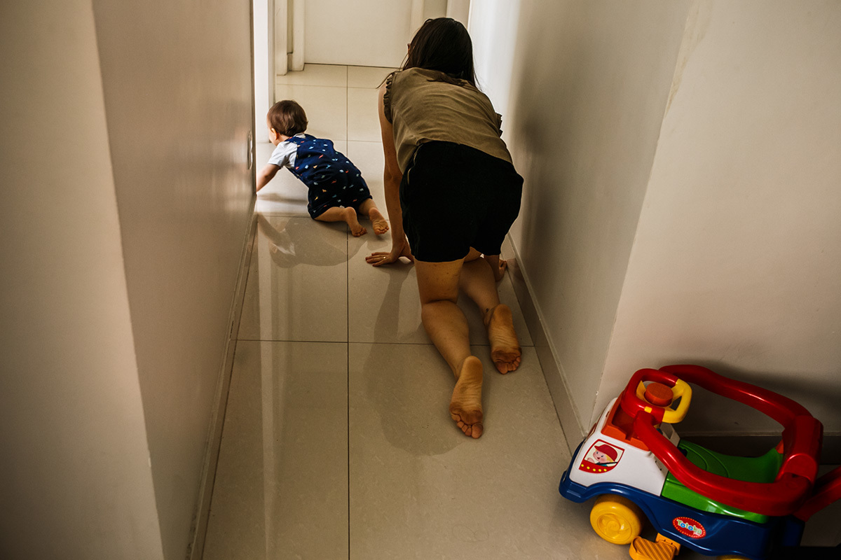 mãe engatinhando junto com o filho