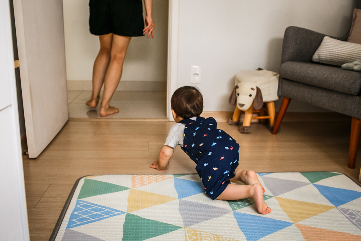 bebê engatinhando brinca de correr atrás da sua mãe em foto de Adriana Costa