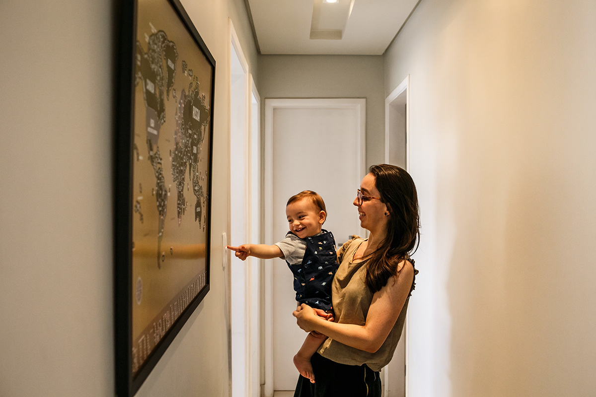 bebê feliz ao acender a luz de sua casa