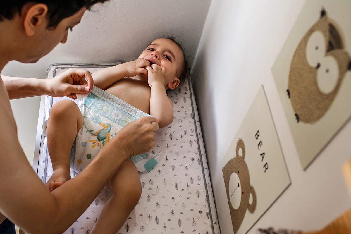 pai vestindo seu bebê após o banho